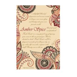 L'elegante confezione di "Amber Spice - Sacchetto Grande" presenta motivi floreali e paisley rossi e marroni su uno sfondo color crema. Il testo descrittivo enfatizza il fascino del prodotto, evidenziando una miscela di fragranze esotiche e oli essenziali.