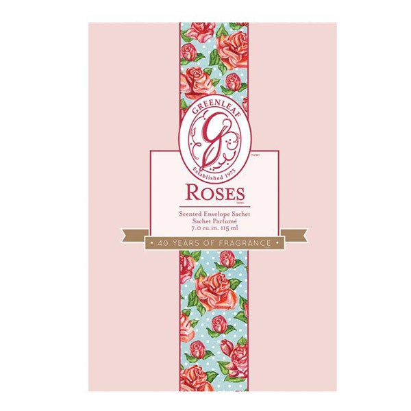 L'immagine mostra la bustina profumata "Roses - Busta Grande" di Greenleaf. Presenta un motivo floreale decorato con rose rosse e foglie verdi, con un nastro marrone in basso che sottolinea "40 anni di fragranza.