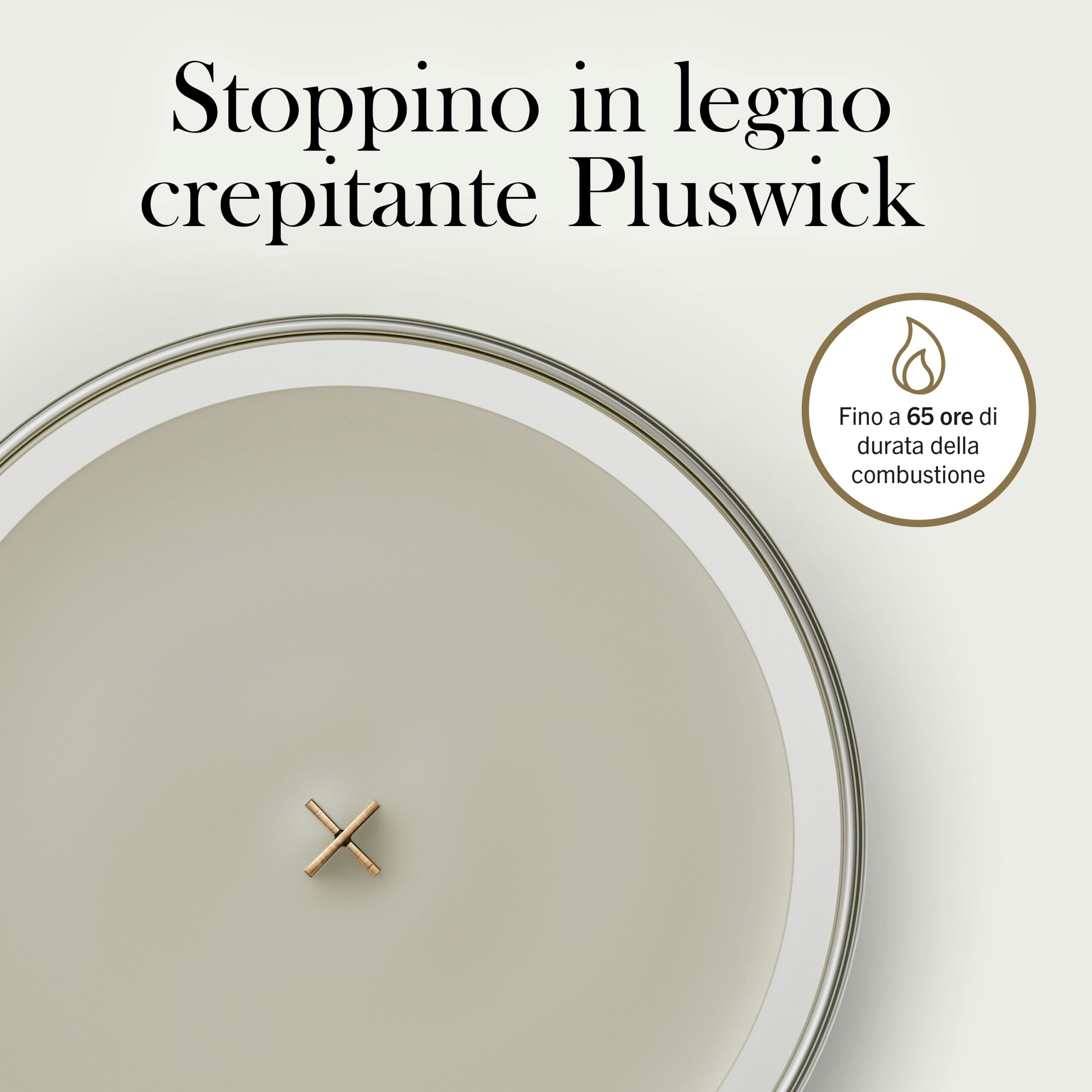 Fireside – Candela Media Woodwick Giara media 3 Vista dall'alto della candela Fireside - Candela Media Woodwick, caratterizzata da uno stoppino Pluswick in legno a forma di croce, affiancata da un testo in italiano che ne sottolinea lo stoppino scoppiettante e l'autonomia di combustione fino a 65 ore. La fragranza Fireside dona calore e comfort a qualsiasi ambiente.