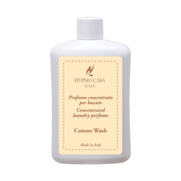 Una bottiglia bianca di Cotone Wash Profuma Bucato Hypno da 400 ml riporta sulla parte anteriore la scritta "HYPNO CASA ITALY" e un testo in colore beige, che ne evidenziano la natura di profumo concentrato per il bucato prodotto in Italia.