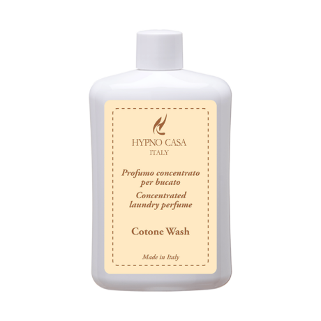 Cotone Wash Profuma Bucato Hypno 400 ml Bucato 400 ml Una bottiglia bianca di Cotone Wash Profuma Bucato Hypno da 400 ml riporta sulla parte anteriore la scritta "HYPNO CASA ITALY" e un testo in colore beige, che ne evidenziano la natura di profumo concentrato per il bucato prodotto in Italia.