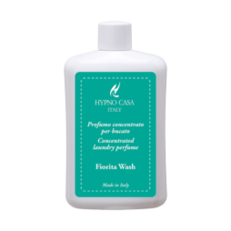 Su una bottiglia di plastica bianca con un'etichetta color verde acqua è riportata la scritta "Profuma Bucato Hypno Fiorita 400 ml". Caratterizzato da un tappo bianco e da un design essenziale, questo profumo concentrato per il bucato è prodotto in Italia.