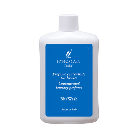 Profuma Bucato Hypno Blu Wash 400 ml Bucato 400 ml Il Profuma Bucato Hypno Blu Wash da 400 ml è contenuto in un flacone bianco con un'etichetta blu su cui sono riportate le scritte “HYPNO CASA ITALY”, “Profumo concentrato per il bucato” e “Made in Italy” in caratteri bianchi ben definiti.