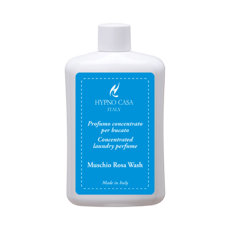 Profuma Bucato Hypno Muschio Rosa 400 ml Bucato 400 ml Su una bottiglia bianca con un'etichetta blu si legge "Profuma Bucato Hypno Muschio Rosa 400 ml", un profumo concentrato per il bucato prodotto in Italia.