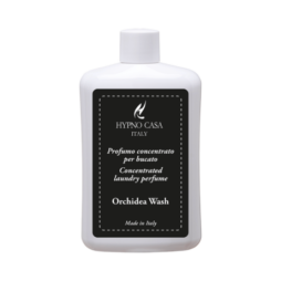 Su una bottiglia bianca con un'etichetta nera si legge: "Orchidea Wash Profuma Bucato - Hypno Casa 400 ml, profumo concentrato per il bucato, Made in Italy".