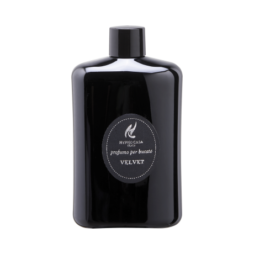 Un elegante flacone nero con l'etichetta "Profuma Bucato Hypno Velvet Luxury Laundry 400 ml" spicca su uno sfondo grigio chiaro, catturando l'essenza del bucato di lusso.