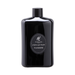 L'elegante flacone nero "Profuma Bucato Hypno Passione Luxury Laundry 400 ml", dal design moderno e con tappo a vite nero, dona eleganza e una fragranza lussuosa al vostro bucato.