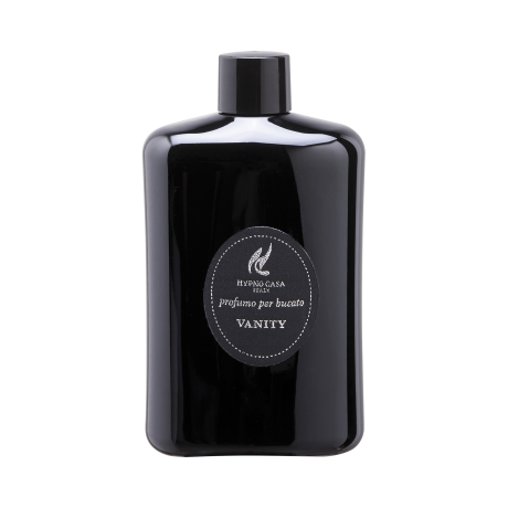 Profuma Bucato Hypno Vanity Luxury Laundry 400 ml Hypno Casa Linea Luxury Un elegante flacone nero rettangolare con tappo rotondo mostra "Profuma Bucato Hypno Vanity Luxury Laundry 400 ml" in testo bianco, irradiando lusso ed eleganza su un semplice sfondo chiaro.