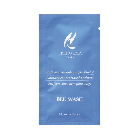 Profuma Bucato Monodose Hypno Blu Wash 10 ml Bustina Monodose Hypno Una confezione blu con l'etichetta "HYPNO CASA ITALY" contiene Profuma Bucato Monodose Hypno Blu Wash da 10 ml, un profumo concentrato per il bucato. La monodose riporta il nome del prodotto, le istruzioni per l'uso in tre lingue e la dicitura "Made in Italy".