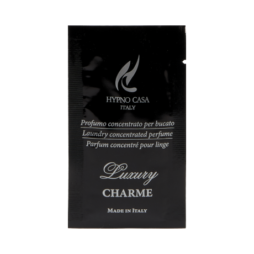 Una bustina nera con la dicitura "Profuma Bucato Monodose Hypno Luxury Charme Wash 10 ml" e "Made in Italy" descrive questo profumo concentrato per il bucato.