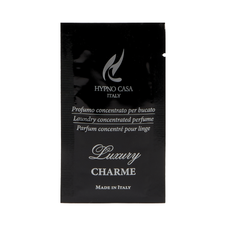 Profuma Bucato Monodose Hypno Luxury Charme Wash 10 ml Bustina Monodose Hypno Una bustina nera con la dicitura "Profuma Bucato Monodose Hypno Luxury Charme Wash 10 ml" e "Made in Italy" descrive questo profumo concentrato per il bucato.