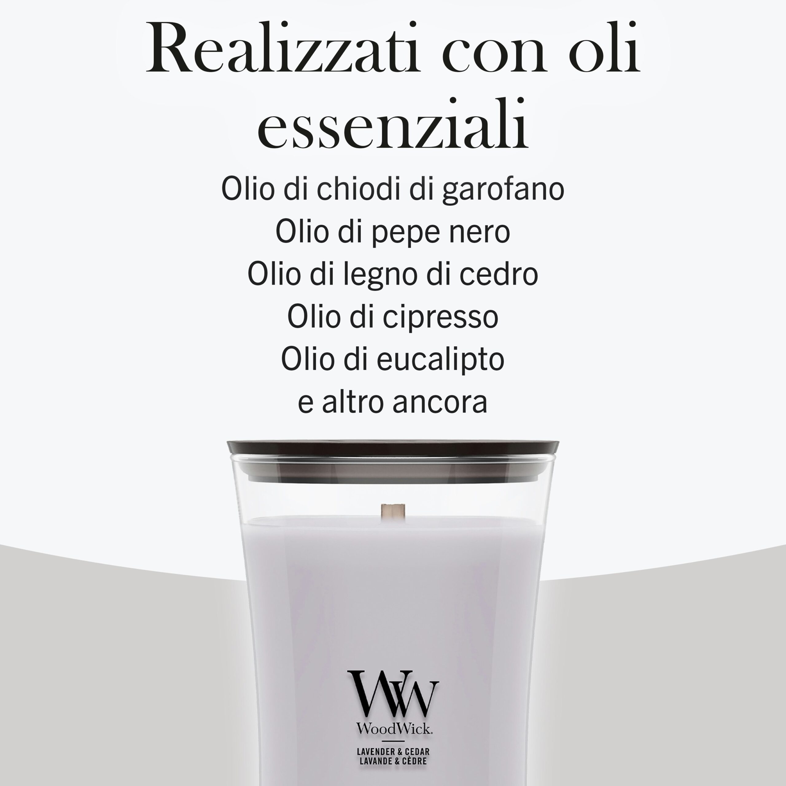 Lavender and Cedar Woodwick – Candela Grande Giara Grande 4 Di seguito è riportata un'immagine della candela “Lavanda e Legno di Cedro” - Candela Grande, una candela bianca contenuta in un barattolo di vetro. Il testo sottostante, in italiano su uno sfondo chiaro, elenca gli oli essenziali utilizzati: chiodi di garofano, pepe nero, legno di cedro, cipresso, eucalipto, lavanda e altri ancora.