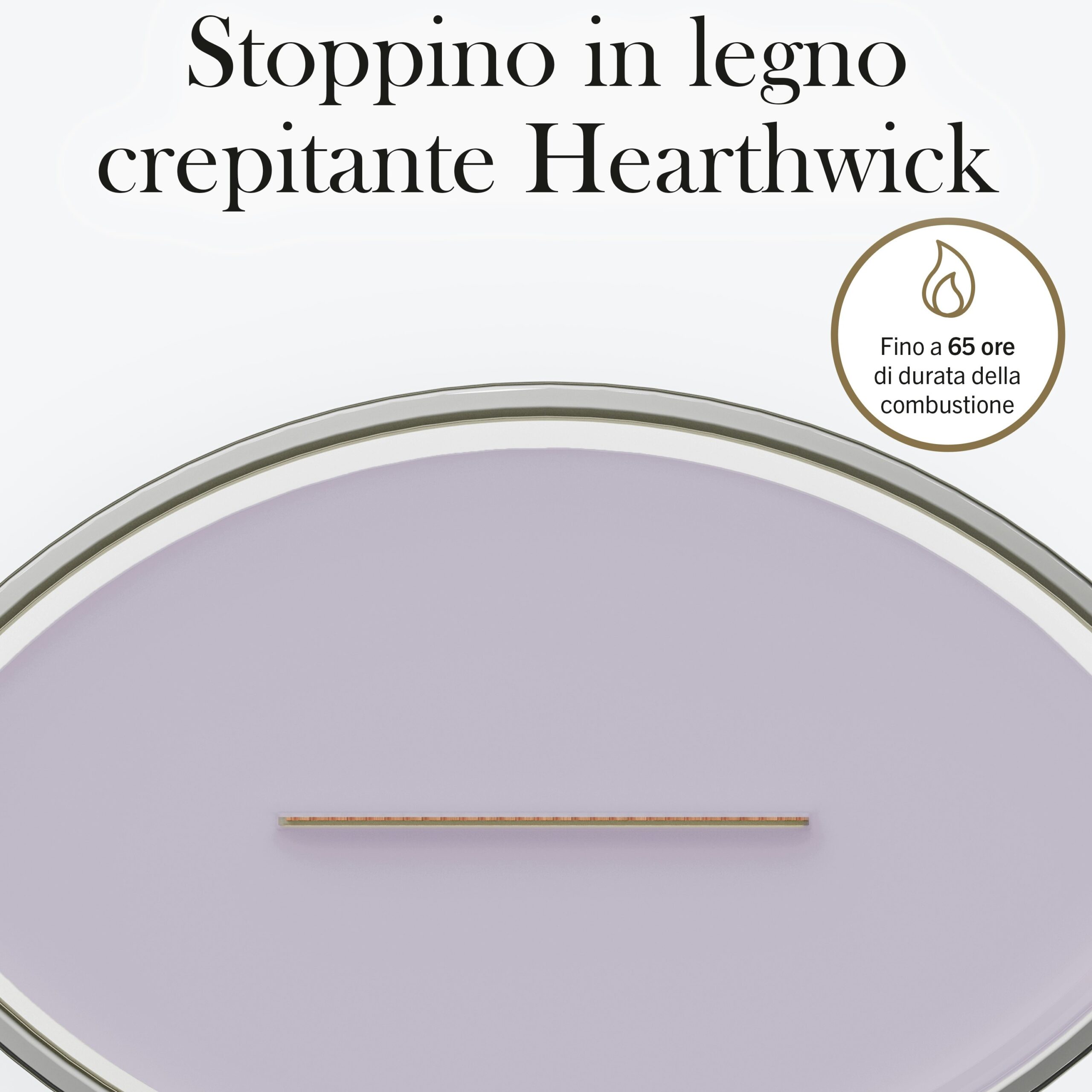 Lavender and Cedar – Ellipse – WoodWick Ellipse 2 Lavanda e legno di cedro - Candela Ellipse: questa candela color lavanda presenta uno stoppino in legno al centro, che diffonde nell’aria le fragranze rilassanti della lavanda e del cedro. Sopra, il testo in italiano recita «Stoppino in legno crepitante Hearthwick», mentre un’etichetta sulla destra riporta la dicitura «Fino a 65 ore di durata della combustione».