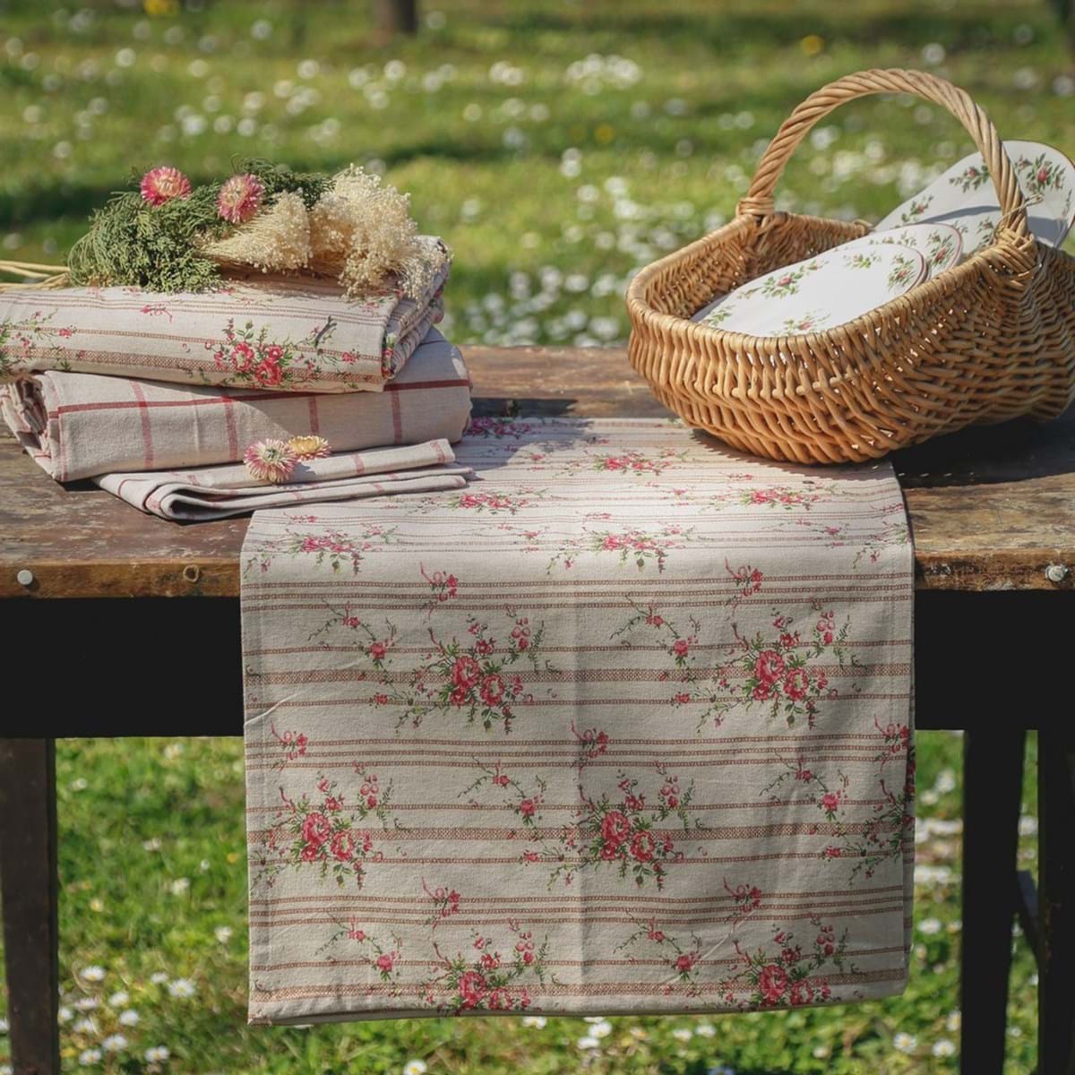 Tovaglia a Fiori su sfondo beige – Linea Annigoni – Blanc Mariclò F Cucina Tessile Saldi 2 Tovaglia a Fiori su sfondo beige - Linea Annigoni - Blanc Mariclò F - immagine 2