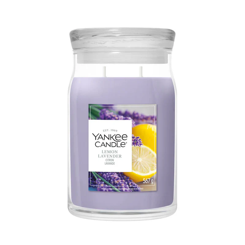 Lemon Lavender – Candela Grande – Yankee Candle 350 Punti La candela "Lemon Lavender - Giara grande" di Yankee Candle contiene cera di colore viola chiaro in un barattolo da 567 g con coperchio trasparente. L'etichetta raffigura lavanda e limoni e la candela diffonde nell'ambiente un profumo fresco e rilassante.