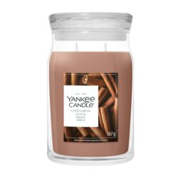 Un barattolo Yankee Candle Giara Grande da 567 grammi con l'etichetta “Cinnamon stick”, che riporta sul davanti una foto di bastoncini di cannella ed è riempito di cera dal colore marrone intenso.