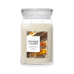 La candela “Amber & Sandalwood - Giara Grande” di Yankee Candle è una grande candela bianca, la cui etichetta è decorata con immagini di ricche pietre d'ambra e morbidi pezzi di legno di sandalo. Questa invitante candela è dotata di un coperchio in vetro trasparente che mette in risalto la classica maestria artigianale di Yankee Candle e la sua miscela di fragranze calda e suggestiva.