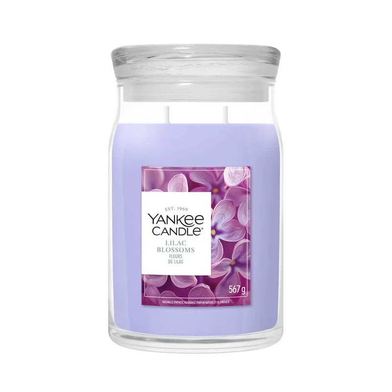 Lilac Blossoms – Giara Grande – Yankee Candle 350 Punti Una candela Yankee Candle “Giara Grande” con cera viola chiaro, con l’etichetta “Lilac Blossoms” e decorata con immagini di fiori di lillà.