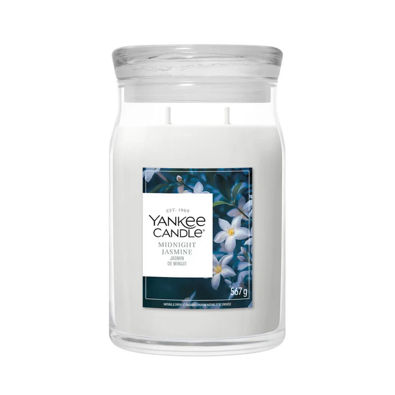 Midnight Jasmine – Giara Grande – Yankee Candle 350 Punti Ecco la frase riscritta utilizzando i dati del prodotto forniti: “The Midnight Jasmine - Giara Grande” di Yankee Candle è una candela in un grande barattolo di vetro con coperchio trasparente, cera bianca e un’etichetta decorata con delicati fiori di gelsomino bianco. Sull’etichetta è riportata la dicitura “Yankee Candle Midnight Jasmine, 567 g”.