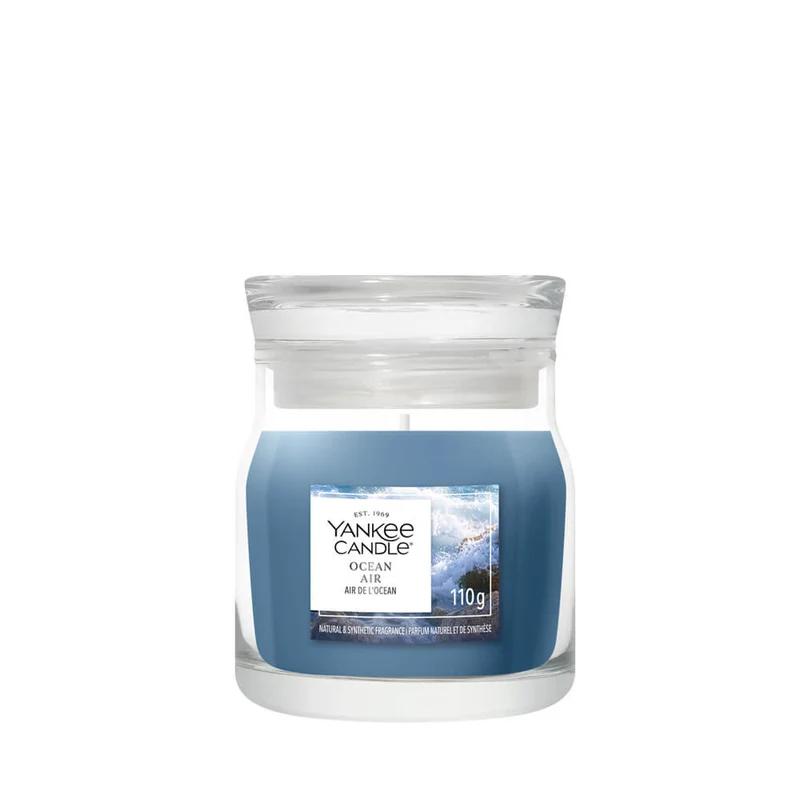 Ocean Air – Tumbler Piccolo – Yankee Candle 100 Punti Una piccola candela Yankee Candle Ocean Air Tumbler Piccolo con cera blu e un’immagine del mare sul davanti, contenente 110 g di cera.
