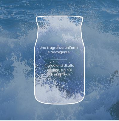 Ocean Air – Candela Media – Yankee Candle 250 Punti 5 Il contorno bianco di una bottiglia su uno sfondo di onde oceaniche, con un testo in italiano che descrive Ocean Air - Giara Grande di Yankee Candle: una fragranza omogenea e avvolgente, realizzata con ingredienti di alta qualità e oli essenziali.