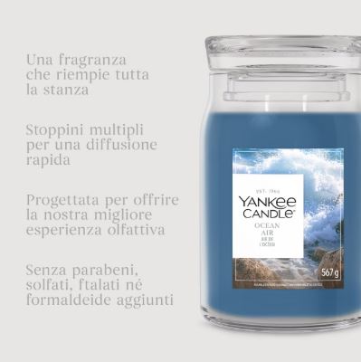 Ocean Air – Candela Media – Yankee Candle 250 Punti 2 Viene presentata una candela blu della Yankee Candle, “Ocean Air - Giara Grande”. Il testo in italiano ne sottolinea la fragranza intensa, i stoppini multipli, l’esperienza di alta qualità e una formula priva di parabeni, solfati, ftalati e formaldeide aggiunta.