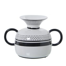 Vaso in ceramica con manici decorati