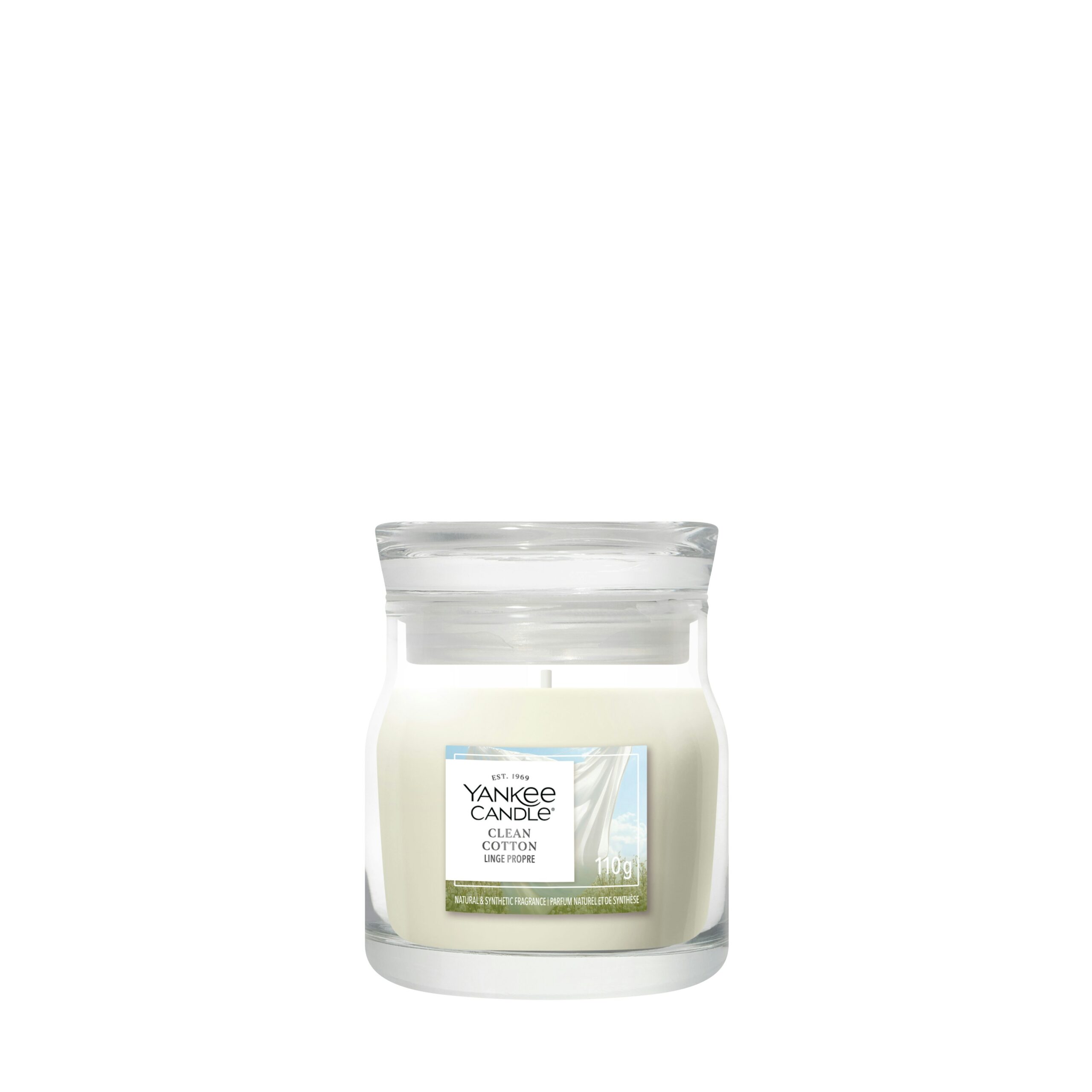 Clean Cotton – Candela Piccola – Yankee Candle 100 Punti Clean Cotton - Tumbler Piccolo di Yankee Candle è una candela bianca in un barattolo di vetro trasparente con etichetta "Clean Cotton", stoppino singolo e 110 g di cera, su sfondo bianco.
