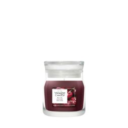 Una candela Yankee Candle “Black Cherry Tumbler Piccolo” in barattolo di vetro, con cera rosso scuro e un’etichetta frontale che raffigura delle ciliegie.