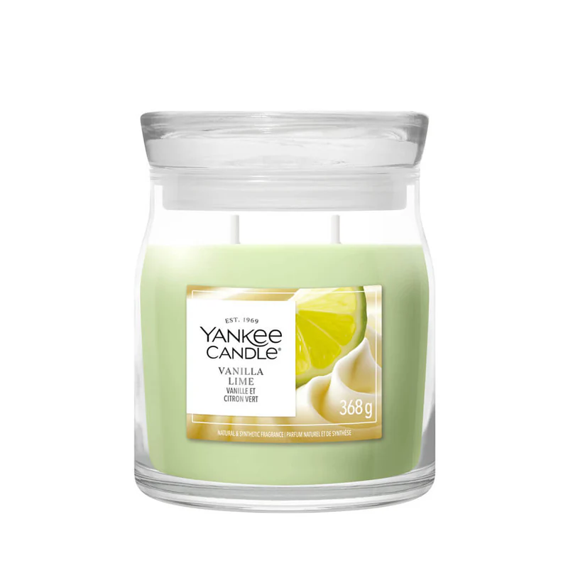 Vanilla Lime – Candela Media – Yankee candle 250 Punti La candela Vanilla Lime - Giara Media Yankee Candle è caratterizzata da una cera di colore verde chiaro, un'etichetta con immagini di lime e vaniglia, due stoppini per una combustione uniforme e pesa 368 grammi.