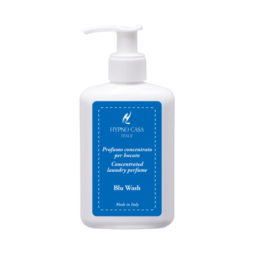Il Profuma Bucato Hypno Blu Wash - 200 ml è un flacone bianco con dosatore su cui è riportata la scritta "HYPNO CASA ITALY" e una etichetta blu con la dicitura "Profumo concentrato per il bucato, Made in Italy".