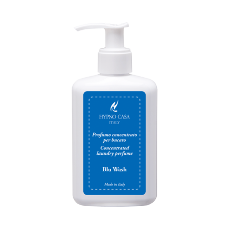 Profuma Bucato Hypno Blu Wash – 200 ml Bucato 200 ml Il Profuma Bucato Hypno Blu Wash - 200 ml è un flacone bianco con dosatore su cui è riportata la scritta "HYPNO CASA ITALY" e una etichetta blu con la dicitura "Profumo concentrato per il bucato, Made in Italy".