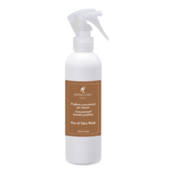 Lo spray per tessuti Fior di Talco - Hypno da 250 ml dona ai tuoi tessuti una fragranza fresca e persistente: ideale per ravvivare abiti e biancheria con eleganza italiana.