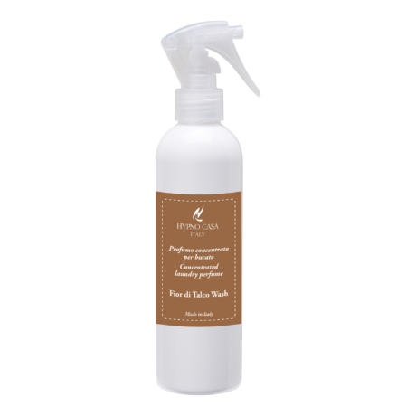 Fior di Talco – Spray per tessuti – Hypno – 250 ml Hypno Casa Lo spray per tessuti Fior di Talco - Hypno da 250 ml dona ai tuoi tessuti una fragranza fresca e persistente: ideale per ravvivare abiti e biancheria con eleganza italiana.