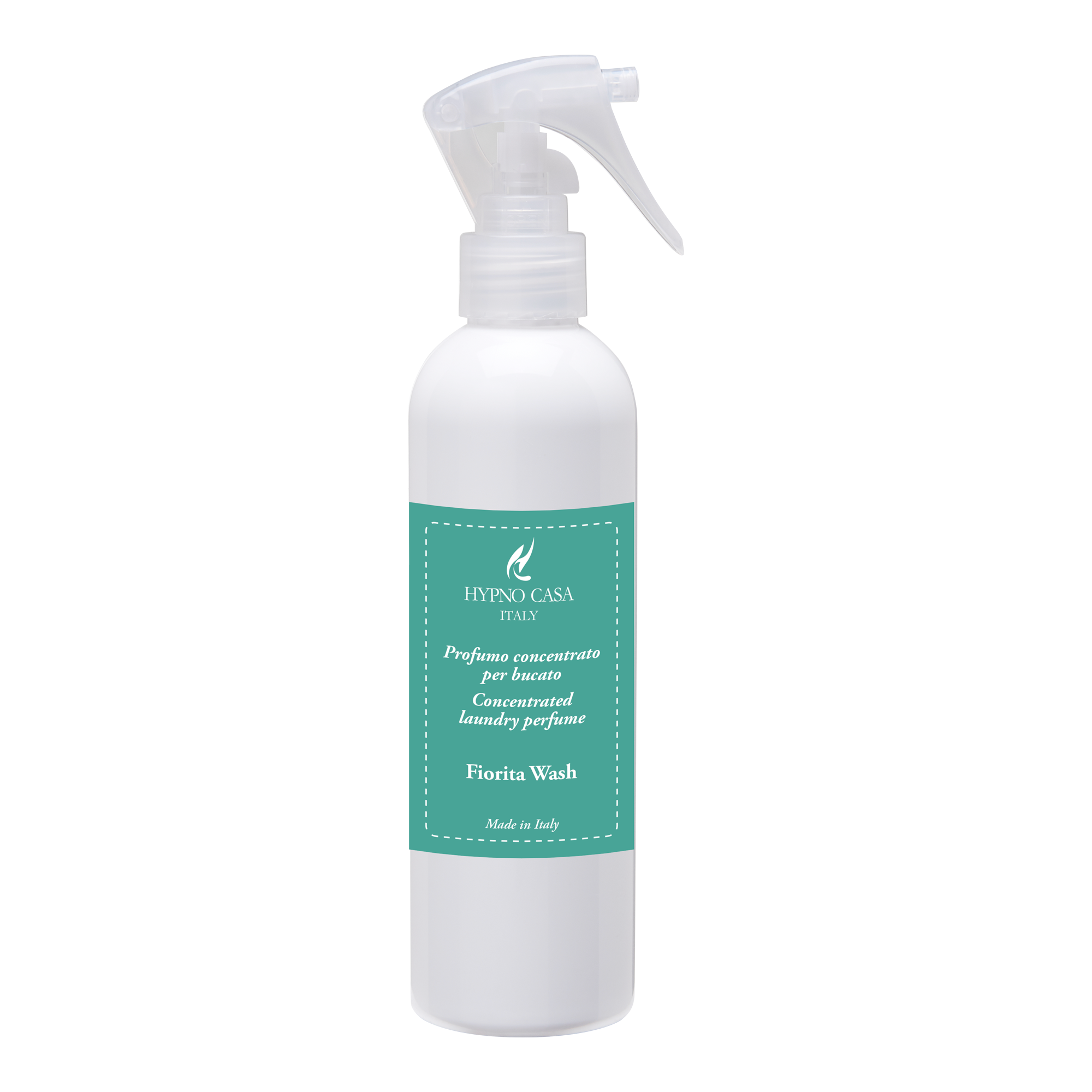Spray Tessuto – Fiorita wash – Hypno Casa – 250 ml Hypno Casa Un flacone spray bianco con l'etichetta "Spray Tessuto - Fiorita Wash - Hypno Casa - 250 ml", caratterizzato da un'etichetta turchese e da un tappo trasparente, è ripreso su uno sfondo semplice. Questo elegante spray per tessuti infonde ai tuoi tessuti l'incantevole profumo di Fiorita Wash ad ogni spruzzo.