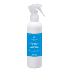 Un flacone spray bianco con beccuccio trasparente ed etichetta blu recante la scritta "Spray Tessuti - Muschio Rosa - Hypno Casa - 250 ml". Appositamente studiato per la biancheria, questo spray per tessuti infonde ai tuoi tessuti per la casa l'elegante fragranza di Muschio Rosa.