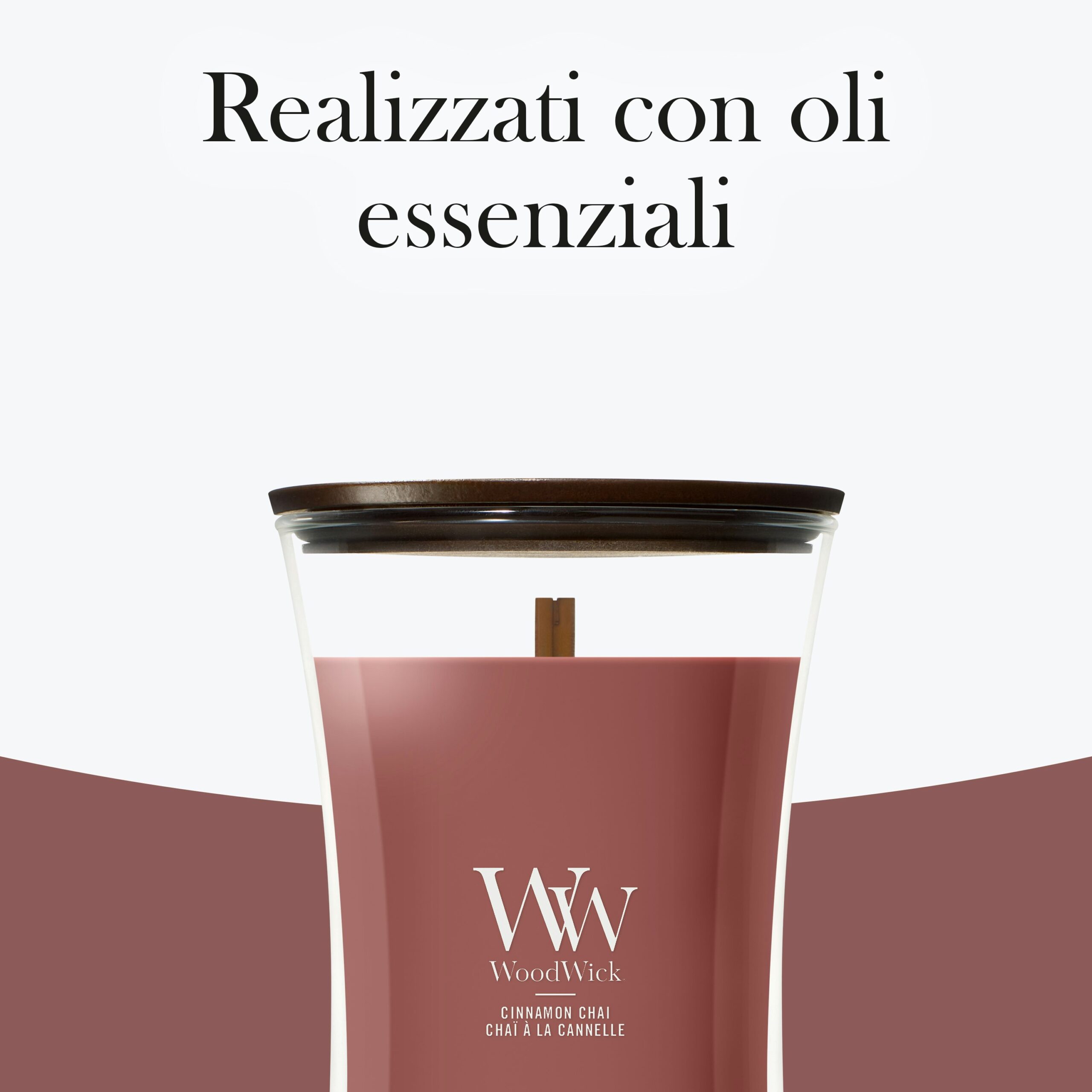 Cinnamon Chai – Giara Media – WoodWick Giara media 2 Una candela Cinnamon Chai - Giara Media - WoodWick di colore marrone, con la scritta in italiano “Realizzati con oli essenziali”. Questa fragranza avvolgente crea un’atmosfera calda e accogliente in qualsiasi ambiente.