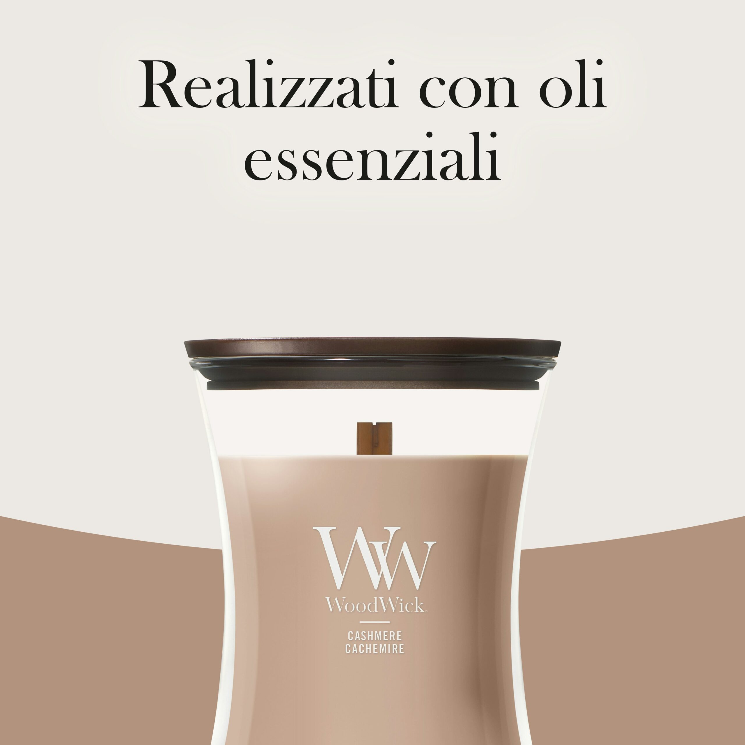 Cashmere – Giara Media – WoodWick Giara media 6 Una candela Cashmere - Giara Media di WoodWick, color beige, con coperchio in legno e l'etichetta “Realizzati con oli essenziali”.