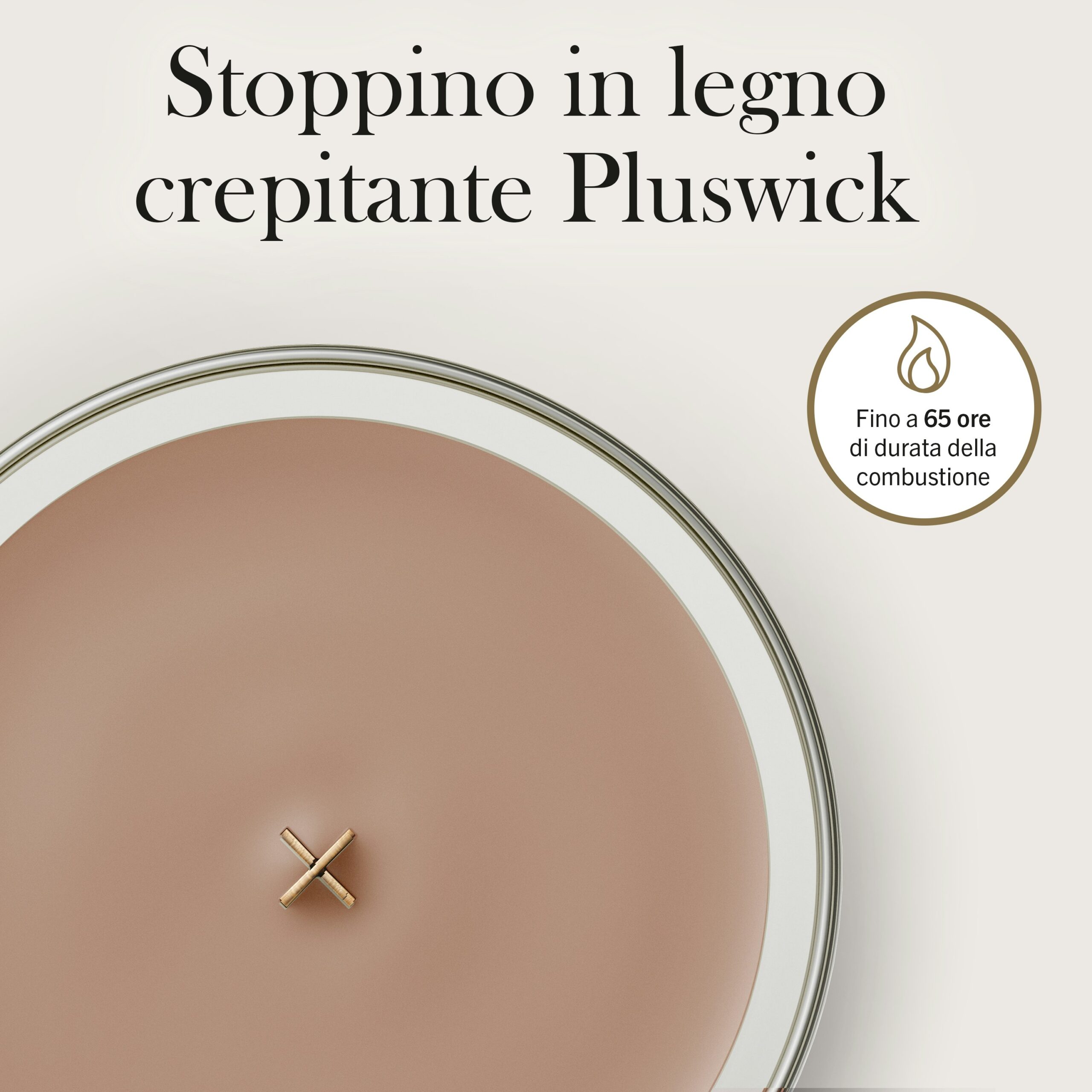 Cashmere – Giara Media – WoodWick Giara media 5 Vista dall'alto della candela Cashmere - Giara Media - WoodWick, caratterizzata da cera marrone e stoppino in legno all'interno di un barattolo di vetro. Il testo in italiano riportato sopra mette in evidenza lo stoppino in legno WoodWick, che produce un caratteristico crepitio, e indica una durata di combustione fino a 65 ore per questo formato Giara Media.