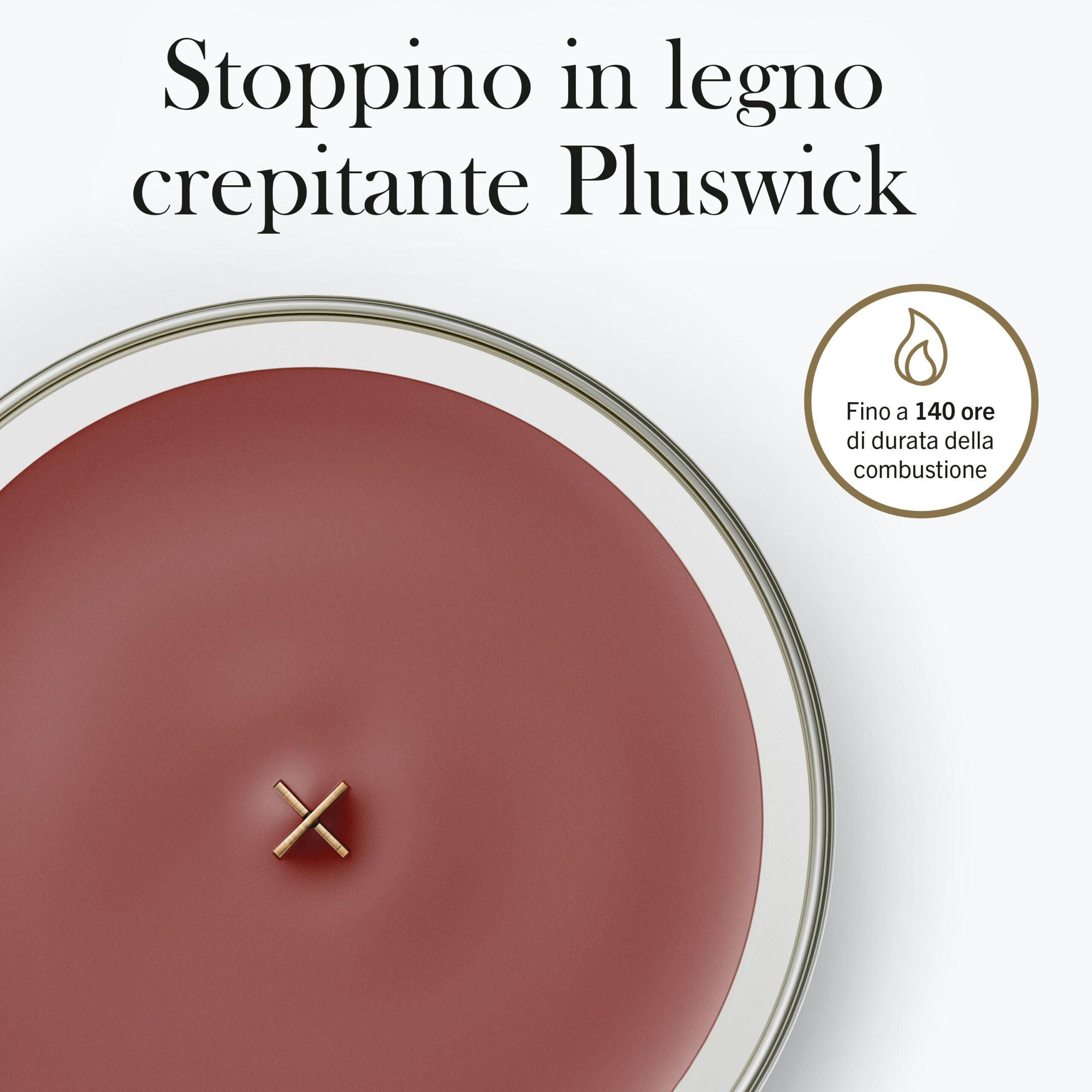 Cinnamon Chai – Candela Grande – WoodWick Giara Grande 6 Una vista dall'alto della candela Cinnamon Chai - Candela Grande - WoodWick, caratterizzata da uno stoppino in legno Pluswick all'interno di un contenitore in vetro. Il testo in italiano indica una durata di combustione fino a 140 ore e sottolinea il caratteristico crepitio, perfetto per assaporare l'aroma caldo e avvolgente del Cinnamon Chai.