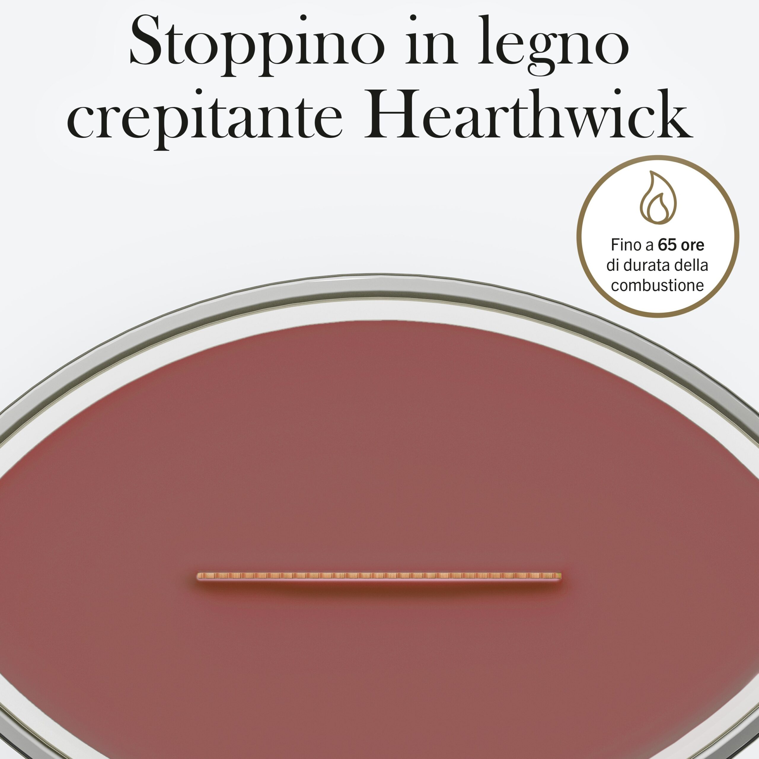 Cinnamon Chai – Giara Ellipse – WoodWick Ellipse 5 Primo piano di una candela rossa ovale Cinnamon Chai - Giara Ellipse - WoodWick con stoppino in legno. Il testo in italiano sopra recita: “Stoppino in legno crepitante Hearthwick”. Un’etichetta circolare indica una durata di combustione fino a 65 ore. Questa candela WoodWick crea un’atmosfera calda e accogliente in qualsiasi ambiente.