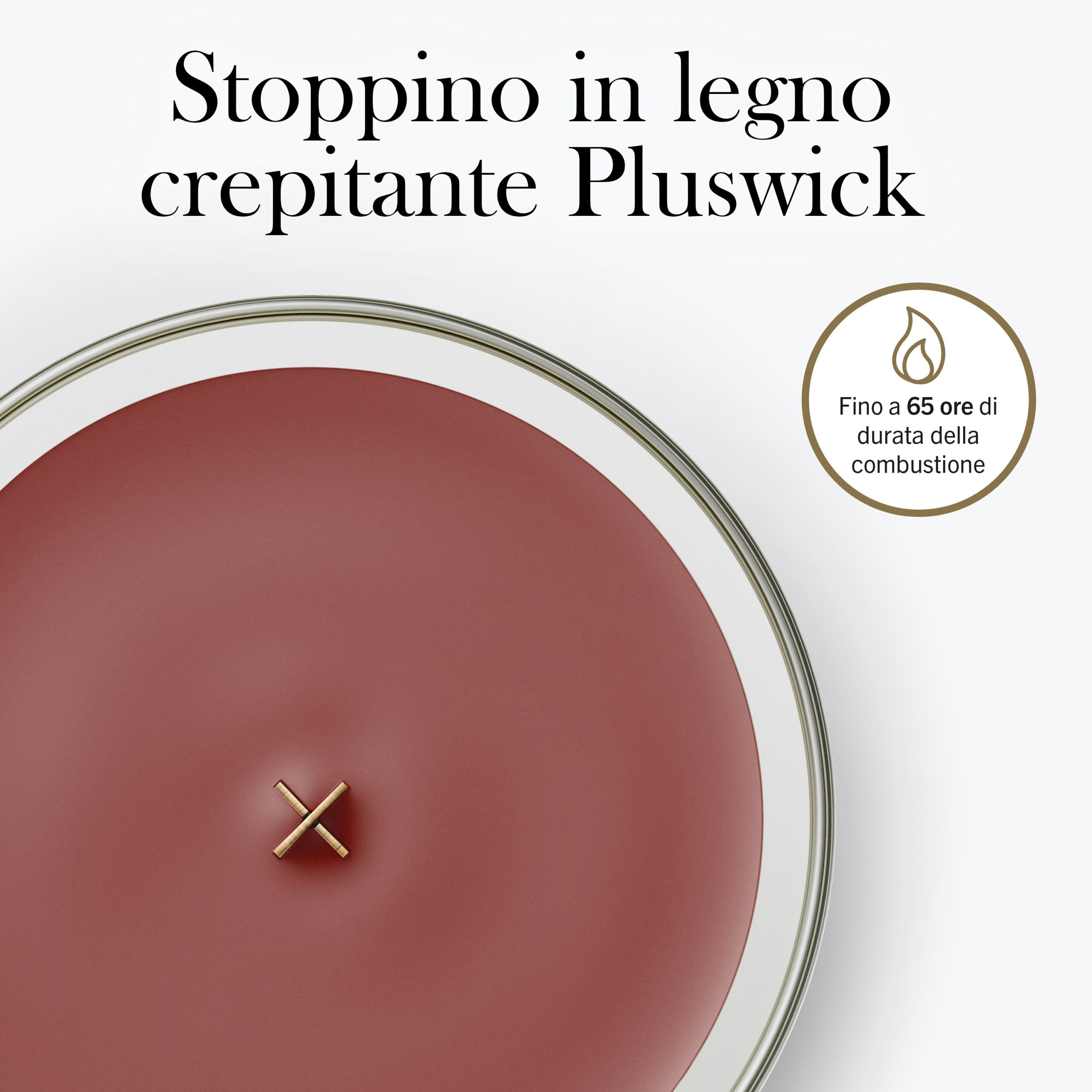 Cinnamon Chai – Giara Media – WoodWick Giara media 3 Un primo piano della candela “Cinnamon Chai” di Giara Media - WoodWick, caratterizzata da una cera rossa e da uno stoppino in legno crepitante all'interno di un contenitore in vetro. Il testo in italiano sottolinea che questa candela offre fino a 65 ore di autonomia e riempie la stanza con il caldo aroma di Cinnamon Chai.