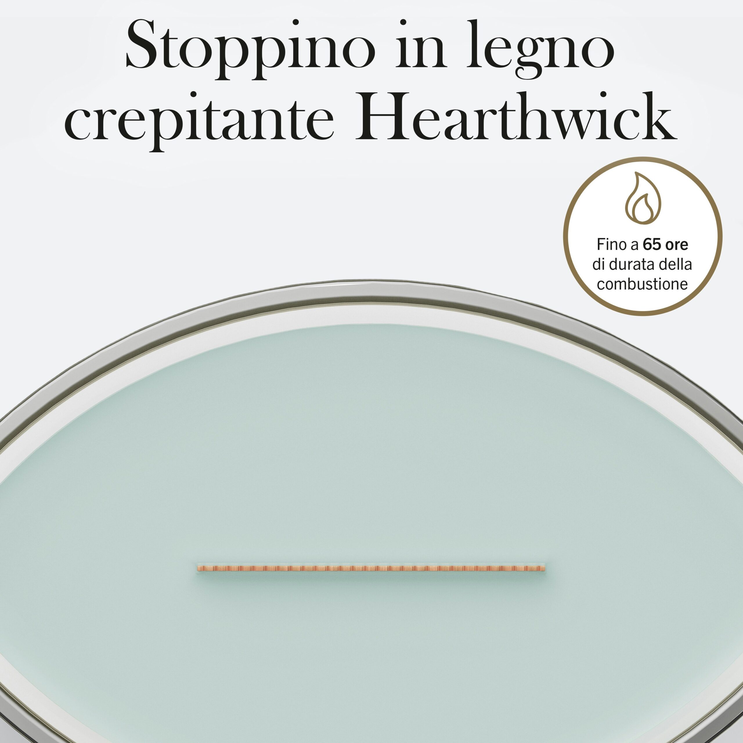 Sagewood & Seagrass – Candela Ellipse – WoodWick Ellipse 3 Un primo piano della candela WoodWick Sagewood & Seagrass Candela Ellipse, di colore azzurro chiaro, dotata di uno stoppino in legno con l’etichetta “Stoppino in legno crepitante Hearthwick”. Il testo indica una durata di combustione fino a 65 ore.