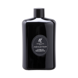Un flacone nero con l'etichetta "Cuore di Bergamotto- Profuma Bucato - Hypno Casa 400 ml" porta un rinfrescante profumo di bergamotto nella vostra biancheria, su uno sfondo grigio chiaro.