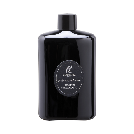 Cuore di Bergamotto- Profuma Bucato – Hypno Casa 400 ml Hypno Casa Linea Luxury Un flacone nero con l'etichetta "Cuore di Bergamotto- Profuma Bucato - Hypno Casa 400 ml" porta un rinfrescante profumo di bergamotto nella vostra biancheria, su uno sfondo grigio chiaro.