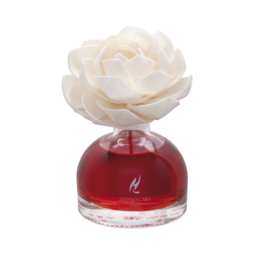 Il Diffusore con Rosa di Hypno Casa in Melograno (100 ml) presenta un flacone in vetro trasparente con liquido rosso e un grande fiore artificiale color crema, ideale come diffusore decorativo di fragranza rosa.