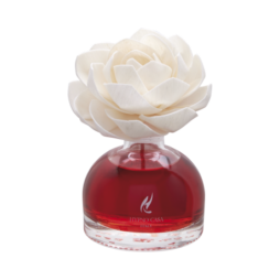 Il Diffusore con Rosa Hypno Casa - Rosso Divino - 100 ml è un flacone di vetro rotondo con liquido rosso, un grande fiore artificiale bianco sulla sommità e la scritta "LIVING CASA ITALY" accanto al Rosso Divino per un tocco di eleganza.
