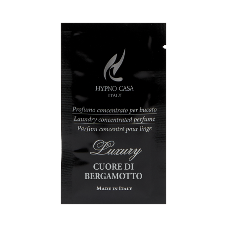 Profuma Bucato Monodose Hypno Luxury – Cuore di Bergamotto Bustina Monodose Hypno Una bustina nera etichettata "HYPNO CASA ITALY" contiene il profumo da bucato Profuma Bucato Monodose Hypno Luxury - Cuore di Bergamotto. Il testo multilingue recita "Made in Italy.