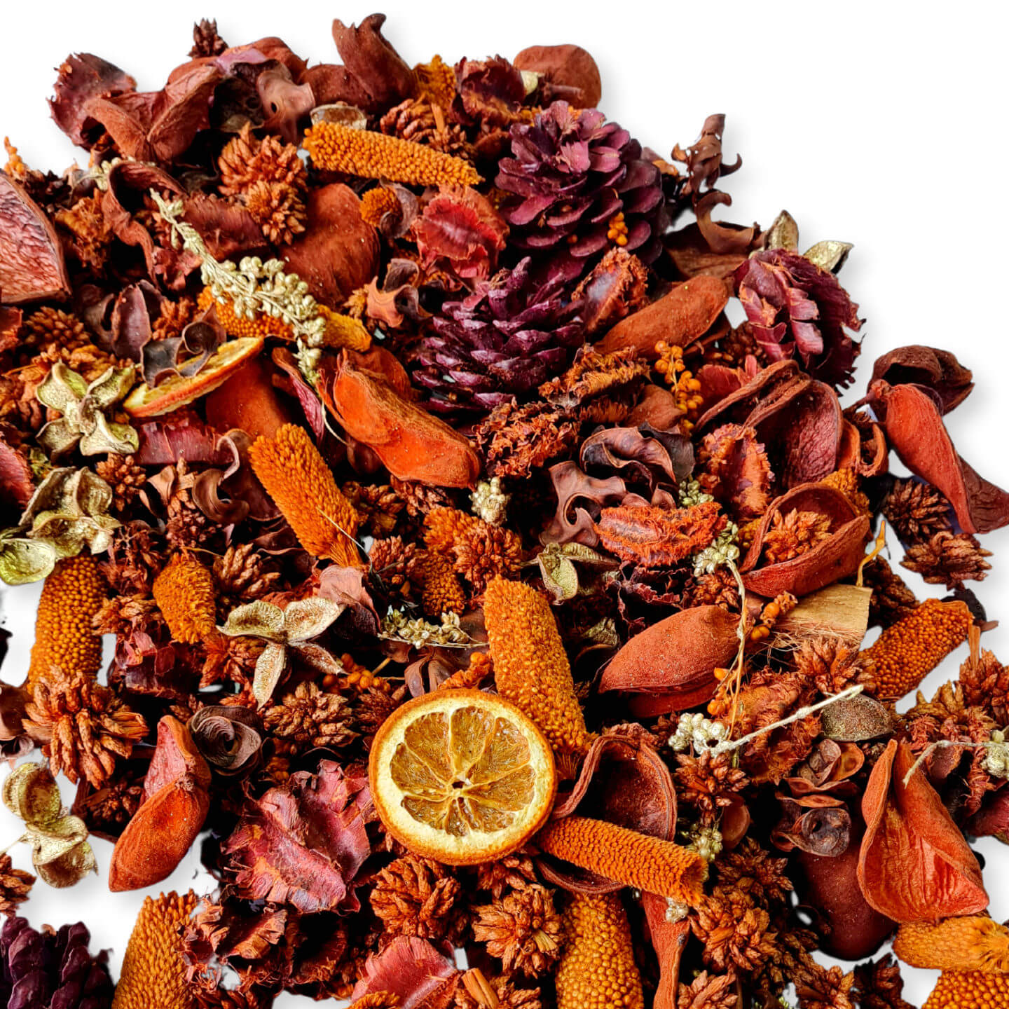 Sacchetto Pot Pourri Medio – Cinnamon & Orange + riattivatore – Manor House Pot Pourri Manor House 2 Un assortimento colorato di Sacchetto Pot Pourri Medio essiccati nei toni della cannella e dell'arancia è disposto su uno sfondo bianco, mettendo in mostra una combinazione di fette d'arancia, pigne e vari elementi botanici essiccati in intense tonalità di arancione, rosso e marrone, per un'atmosfera autunnale e accogliente.