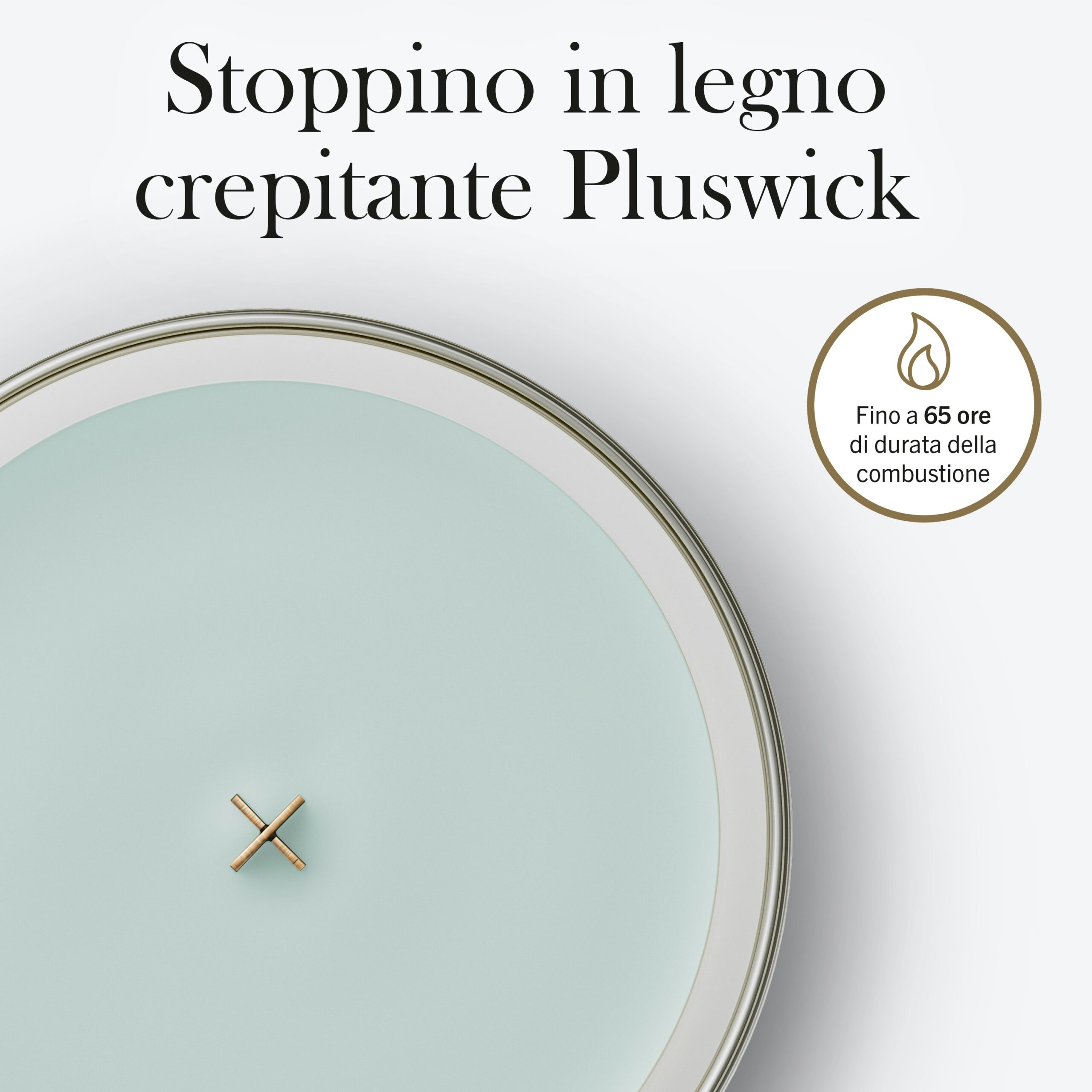 Sagewood & Seagrass – Giara Media – WoodWick Giara media 4 Una candela Sagewood & Seagrass - Giara Media della collezione WoodWick, di colore azzurro, è dotata di uno stoppino in legno a forma di croce. La scritta in italiano recita “Stoppino in legno crepitante Pluswick” e indica che la candela può bruciare fino a 65 ore.